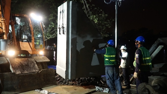 Hàng chục công nhân trắng đêm thi công 40m bờ kè hồ Gươm chống sạt lở - 7 Hàng chục công nhân trắng đêm thi công 40m bờ kè hồ Gươm chống sạt lở - 7