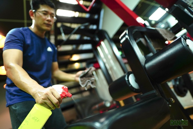 Không có người tập nhưng bề mặt nệm lót phải được lau chùi hàng ngày