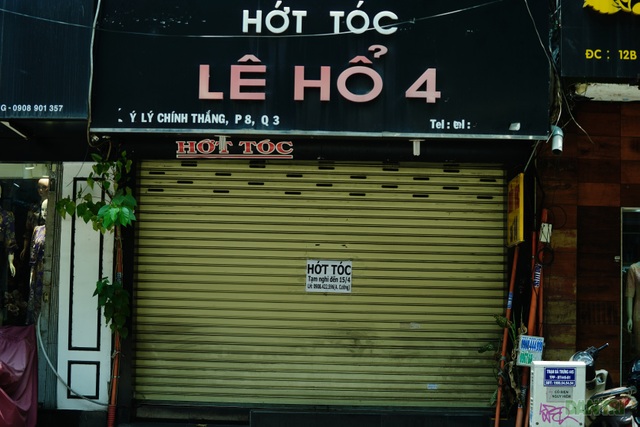 Một tiệm hớt tóc trên đường Lý Chính Thắng vẫn đóng cửa, thực hiện nghiêm chỉ thị của Chính phủ