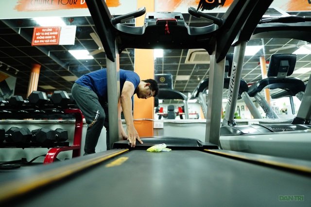 Tại một phòng GYM, khi nhân viên được cho làm việc online và nghỉ tránh dịch, người quản lý này hàng ngày phải đến vận hành và lau dọn thiết bị.