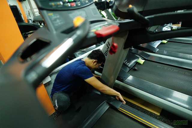 Anh Nhựt hàng ngày phải tự tay bảo trì toàn bộ thiết bị vì không có nhân viên