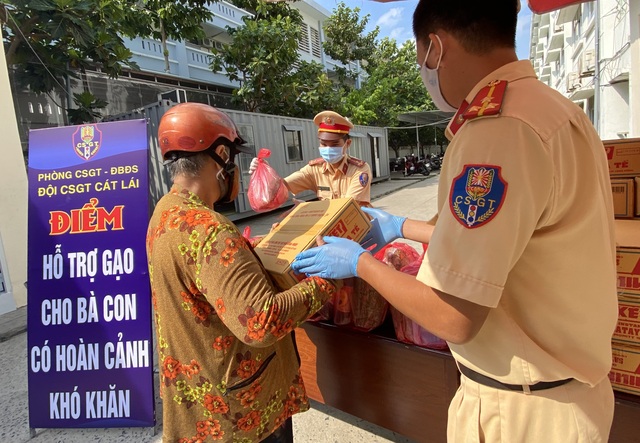 CSGT tặng quà giúp bà con nghèo vượt qua đại dịch - 1 CSGT tặng quà giúp bà con nghèo vượt qua đại dịch - 1