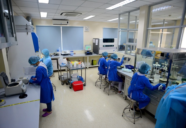 Các nhân viên y tế làm việc trong phòng xét nghiệm tại Bệnh viện Bệnh Nhiệt Đới được chia làm nhiều kíp trực, làm việc liên tục ngày đêm.