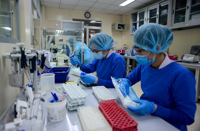 Các nhân viên được trang bị đồ bảo hộ đảm bảo an toàn.