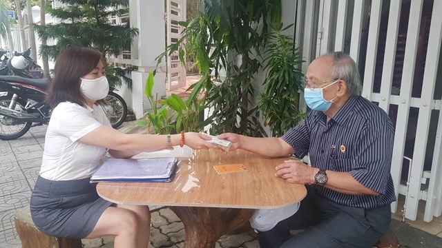 Đà Nẵng: Niềm vui của ông già, bà cả được nhận lương hưu tháng 4,5 tại nhà - 2 Đà Nẵng: Niềm vui của ông già, bà cả được nhận lương hưu tháng 4,5 tại nhà - 2