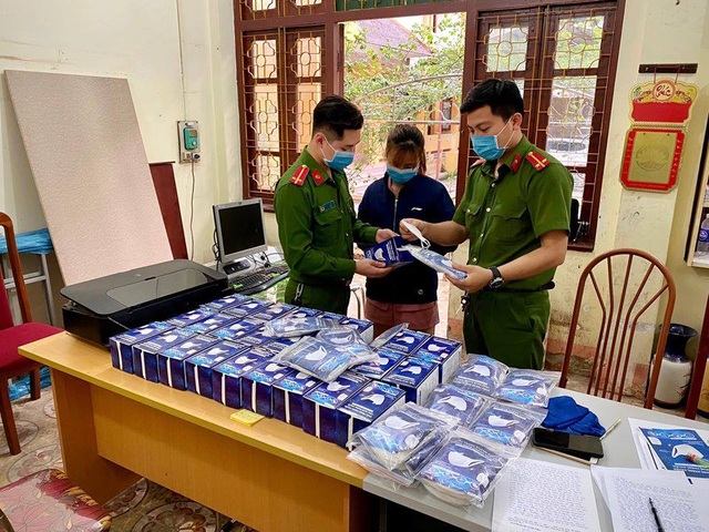 Bắt đối tượng làm giả hàng nghìn khẩu trang - 2 Bắt đối tượng làm giả hàng nghìn khẩu trang - 2