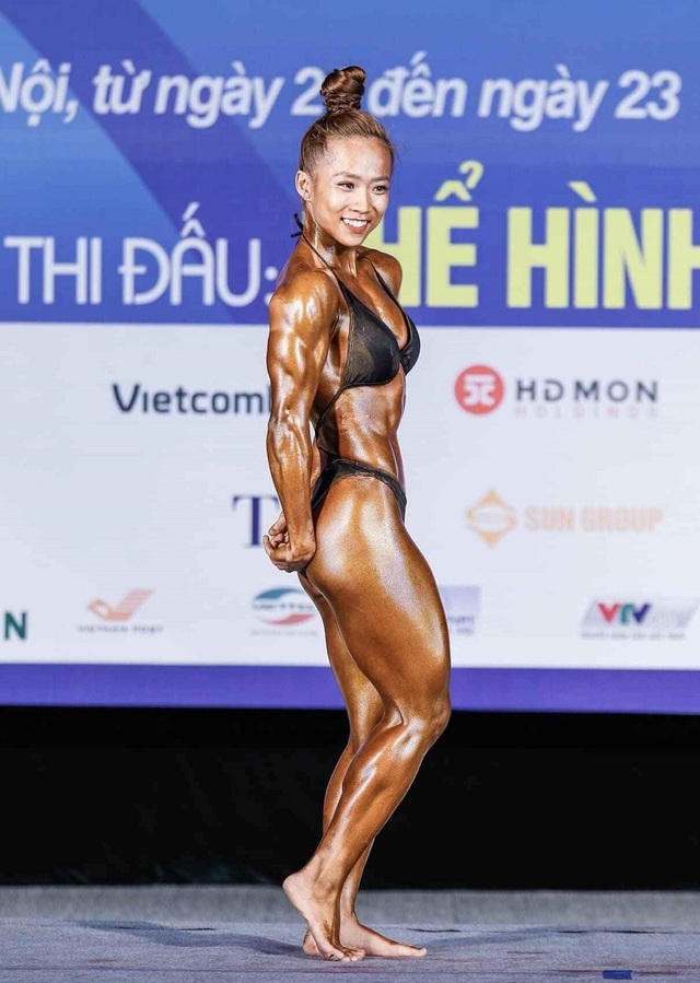 Chuyện tình của cô gái xinh xắn, sở hữu cơ bắp cuồn cuộn - 4 Chuyện tình của cô gái xinh xắn, sở hữu cơ bắp cuồn cuộn - 4
