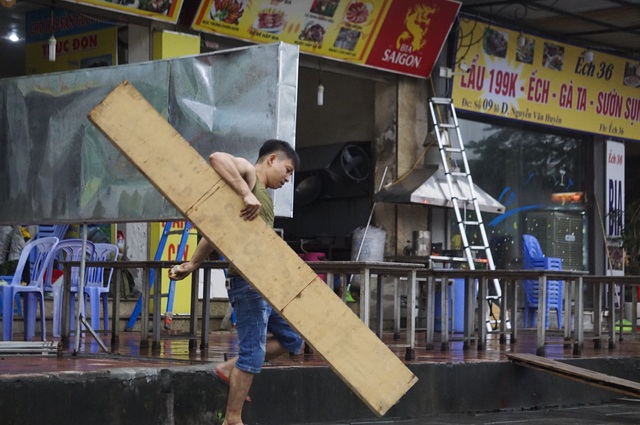 Hà Nội: Các cơ sở kinh doanh tất bật dọn dẹp để mở cửa trở lại - 7 Hà Nội: Các cơ sở kinh doanh tất bật dọn dẹp để mở cửa trở lại - 7