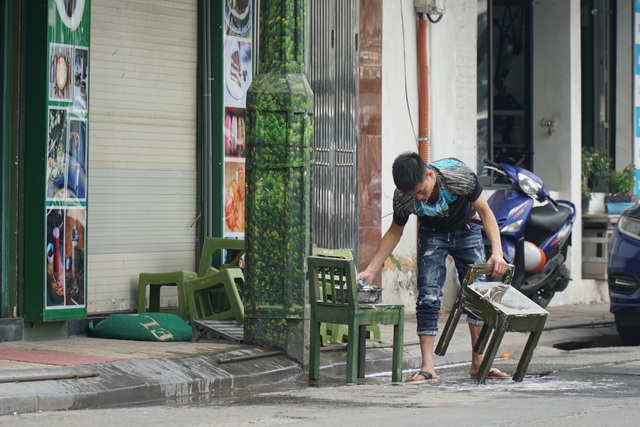 Hà Nội: Các cơ sở kinh doanh tất bật dọn dẹp để mở cửa trở lại - 8 Hà Nội: Các cơ sở kinh doanh tất bật dọn dẹp để mở cửa trở lại - 8
