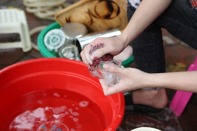 Hà Nội: Các cơ sở kinh doanh tất bật dọn dẹp để mở cửa trở lại - 3 Hà Nội: Các cơ sở kinh doanh tất bật dọn dẹp để mở cửa trở lại - 3