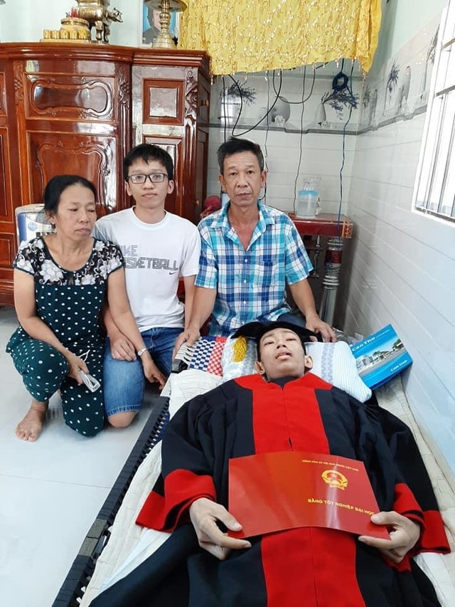 Nam sinh Cần Thơ nhận bằng tốt nghiệp đại học trước lúc qua đời - 2 Nam sinh Cần Thơ nhận bằng tốt nghiệp đại học trước lúc qua đời - 2