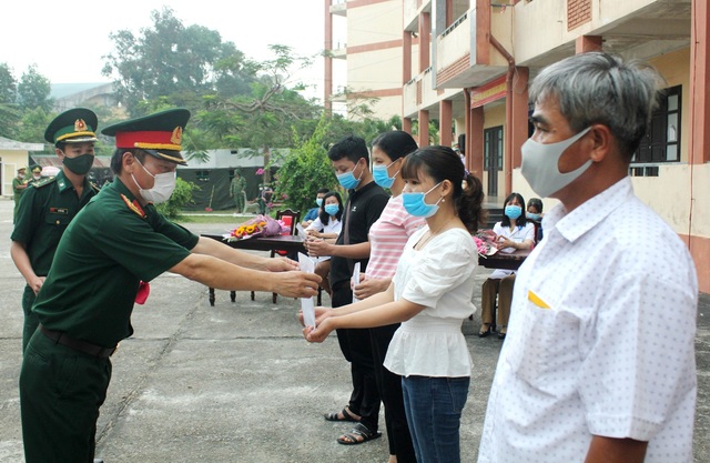 Thừa Thiên Huế: Những công dân cuối cùng rời khu cách ly về nhà - 2 Thừa Thiên Huế: Những công dân cuối cùng rời khu cách ly về nhà - 2