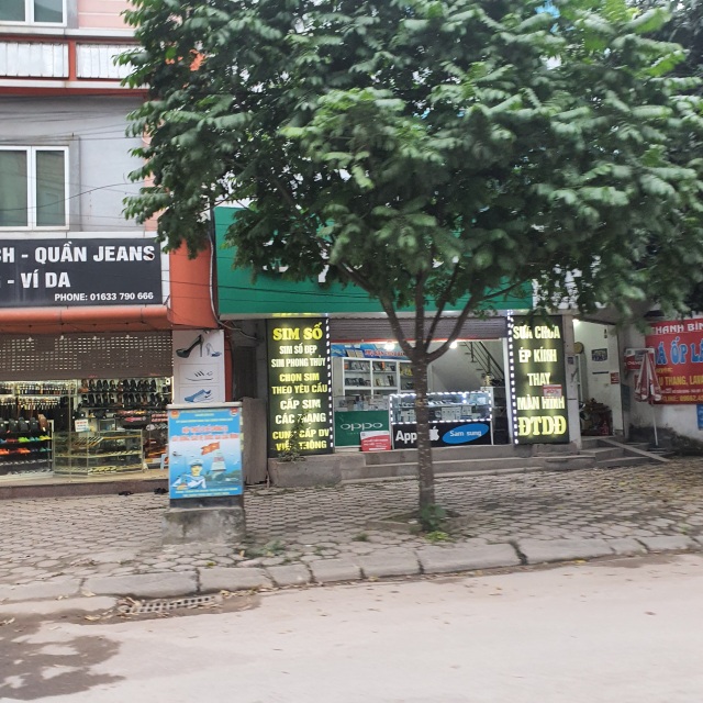 Chưa chính thức nới lỏng, nhiều cửa hàng đã mở toang cửa kinh doanh - 1 Chưa chính thức nới lỏng, nhiều cửa hàng đã mở toang cửa kinh doanh - 1