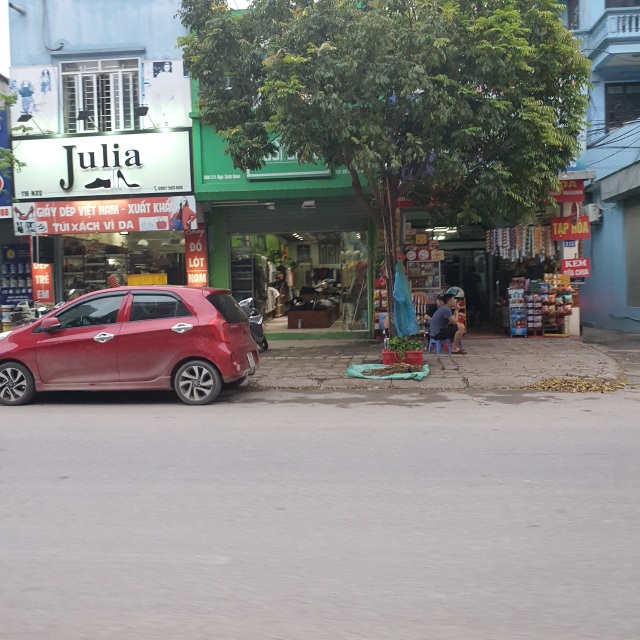 Chưa chính thức nới lỏng, nhiều cửa hàng đã mở toang cửa kinh doanh - 4 Chưa chính thức nới lỏng, nhiều cửa hàng đã mở toang cửa kinh doanh - 4