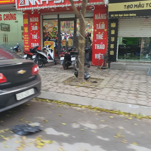 Chưa chính thức nới lỏng, nhiều cửa hàng đã mở toang cửa kinh doanh - 5 Chưa chính thức nới lỏng, nhiều cửa hàng đã mở toang cửa kinh doanh - 5