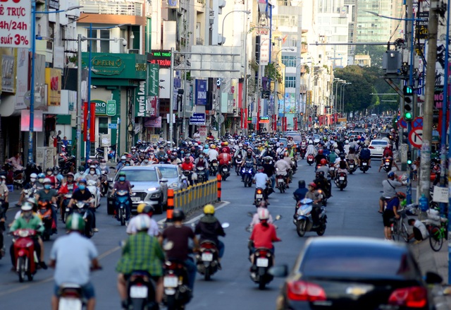 Đường phố Sài Gòn trở lại cảnh đông nghịt quen thuộc | Báo Dân trí