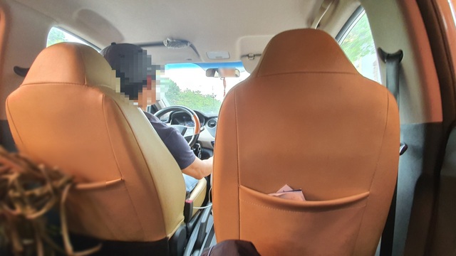 Xe dịch vụ mùa dịch thu phí gấp đôi, không đi chỉ còn cách nhờ xe tải - 1