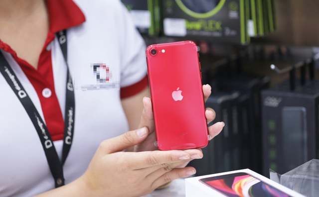 Trên tay iPhone SE 2020 đầu tiên tại Việt Nam  - 1