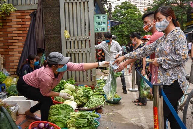 Hà Nội: Chợ dân sinh kẻ vạch, dựng rào phòng dịch Covid-19 - 10 Hà Nội: Chợ dân sinh kẻ vạch, dựng rào phòng dịch Covid-19 - 10
