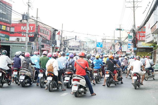 Người Sài Gòn ùa ra đường ngày không cách ly - 1 Người Sài Gòn ùa ra đường ngày không cách ly - 1
