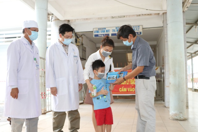 Ngày trở về của bé trai 6 tuổi bị nhiễm Covid-19 - 4