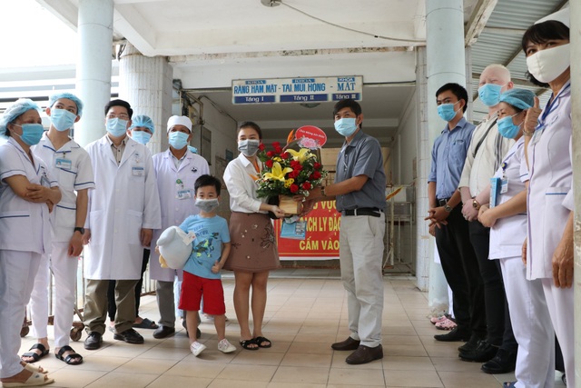 Ngày trở về của bé trai 6 tuổi bị nhiễm Covid-19 - 1