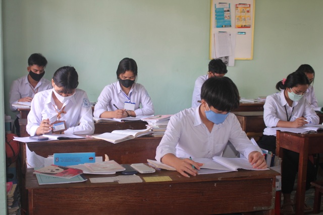 Gia Lai: Hàng ngàn học sinh khối 9, 12 đến lớp học, ngồi cách nhau 1,5m - 3 Gia Lai: Hàng ngàn học sinh khối 9, 12 đến lớp học, ngồi cách nhau 1,5m - 3