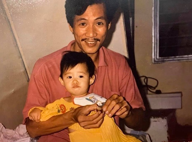 Hoa hậu Khánh Vân “tái hiện” ảnh chụp lúc 1 tuổi cùng ba mẹ - 2 Hoa hậu Khánh Vân “tái hiện” ảnh chụp lúc 1 tuổi cùng ba mẹ - 2