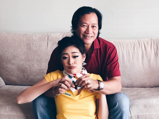 Hoa hậu Khánh Vân “tái hiện” ảnh chụp lúc 1 tuổi cùng ba mẹ - 3 Hoa hậu Khánh Vân “tái hiện” ảnh chụp lúc 1 tuổi cùng ba mẹ - 3