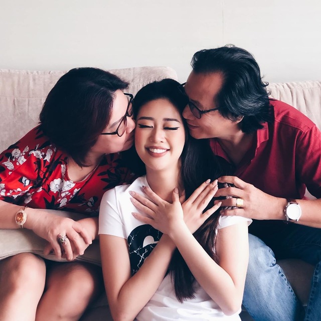 Hoa hậu Khánh Vân “tái hiện” ảnh chụp lúc 1 tuổi cùng ba mẹ - 1 Hoa hậu Khánh Vân “tái hiện” ảnh chụp lúc 1 tuổi cùng ba mẹ - 1