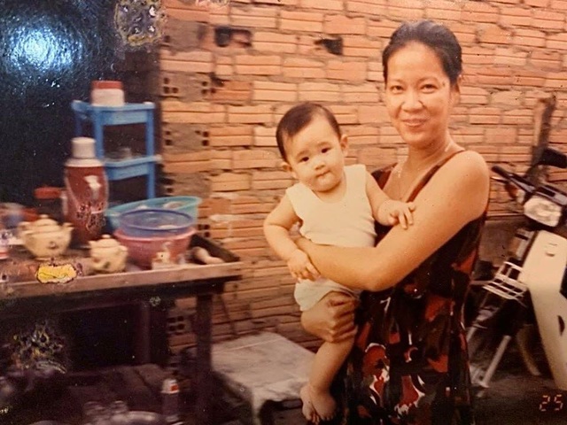 Hoa hậu Khánh Vân “tái hiện” ảnh chụp lúc 1 tuổi cùng ba mẹ - 5 Hoa hậu Khánh Vân “tái hiện” ảnh chụp lúc 1 tuổi cùng ba mẹ - 5