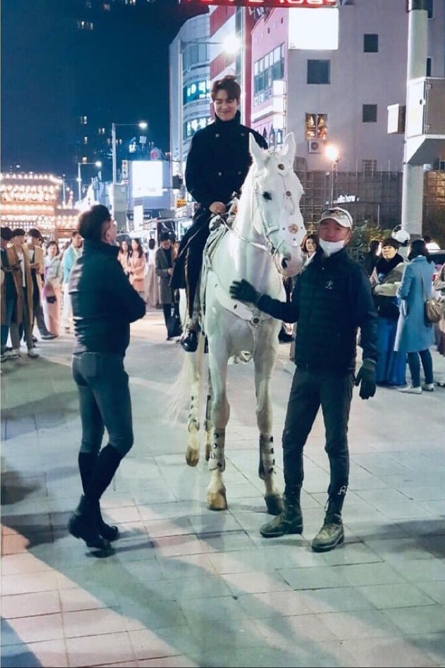 Lee Min Ho hút fan khi cưỡi ngựa trên đường phố - 3