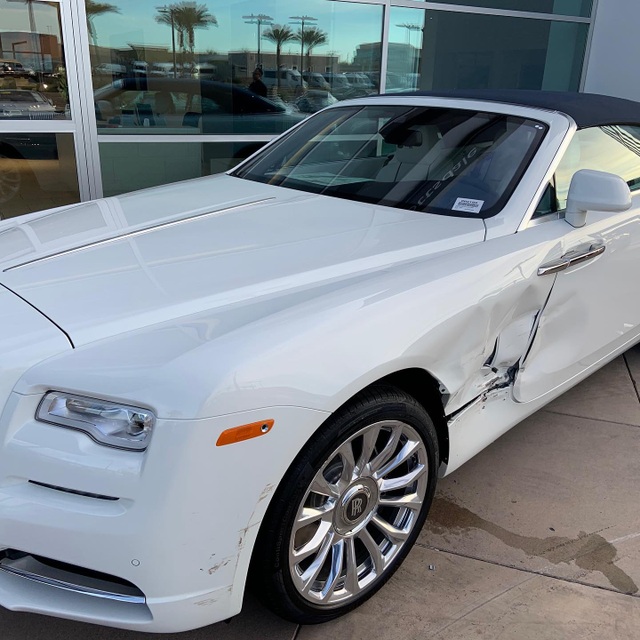 Tài xế nhầm chân ga, xe Mustang đâm rách hông Rolls-Royce mới coóng - 3