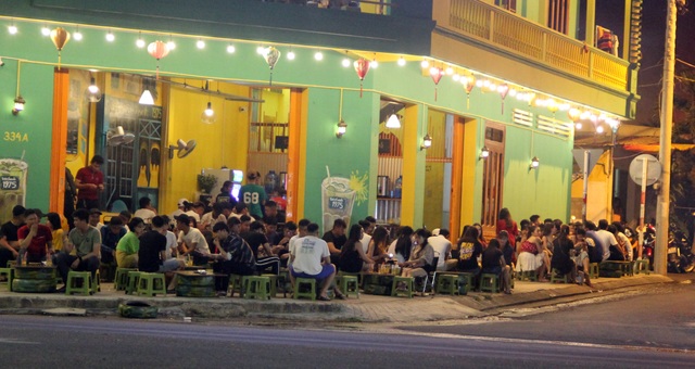 Phú Yên: Vừa được “nới lỏng”, giới trẻ đã ùn ùn kéo đến quán xá - 2 Phú Yên: Vừa được “nới lỏng”, giới trẻ đã ùn ùn kéo đến quán xá - 2