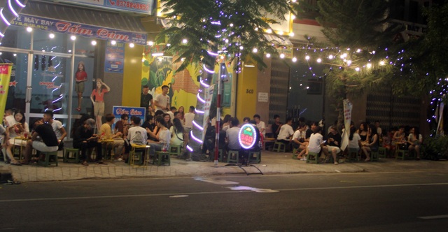 Phú Yên: Vừa được “nới lỏng”, giới trẻ đã ùn ùn kéo đến quán xá - 8 Phú Yên: Vừa được “nới lỏng”, giới trẻ đã ùn ùn kéo đến quán xá - 8