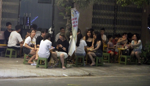Phú Yên: Vừa được “nới lỏng”, giới trẻ đã ùn ùn kéo đến quán xá - 5 Phú Yên: Vừa được “nới lỏng”, giới trẻ đã ùn ùn kéo đến quán xá - 5