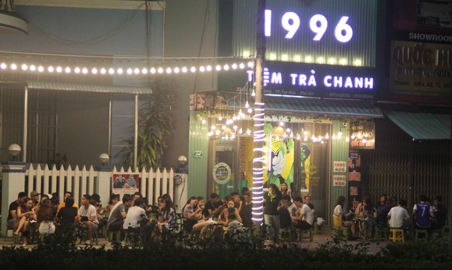 Phú Yên: Vừa được “nới lỏng”, giới trẻ đã ùn ùn kéo đến quán xá - 6 Phú Yên: Vừa được “nới lỏng”, giới trẻ đã ùn ùn kéo đến quán xá - 6