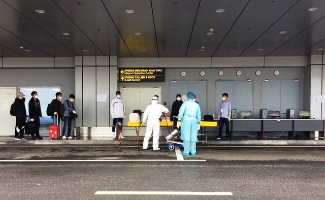 Chuyến bay chở 240 chuyên gia Hàn Quốc hạ cánh sân bay Vân Đồn - 3