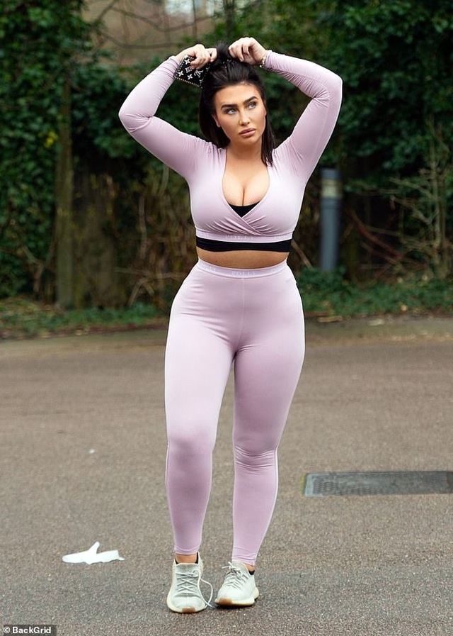 Lauren Goodger liên tục phủ nhận tin đồn tu sửa vòng ba - 7