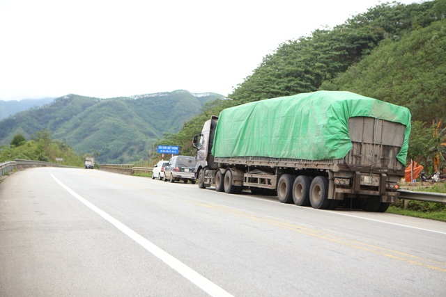 Dân tiếp tục phá rào chắn, mở quán ăn trên tuyến cao tốc dài nhất Việt Nam - 3 Dân tiếp tục phá rào chắn, mở quán ăn trên tuyến cao tốc dài nhất Việt Nam - 3