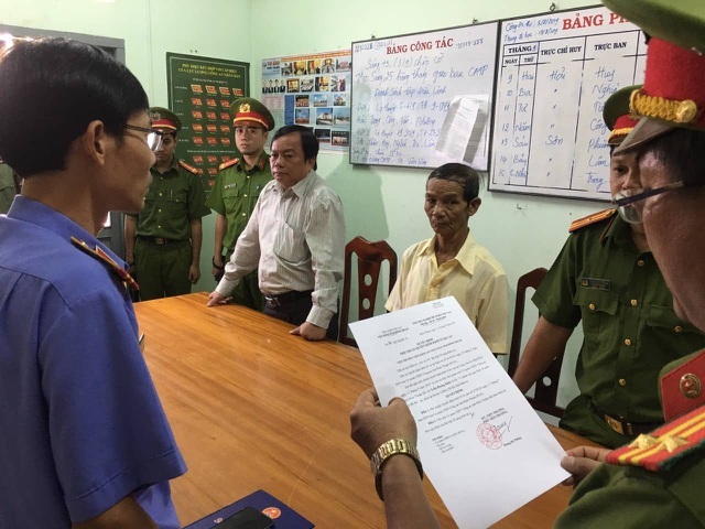 Vì sao nguyên Chủ tịch và Phó Chủ tịch TP Phan Thiết bị truy tố? - 2 co-quan-dieu-tra-doc-quyet-dinh-khoi-to-bi-can-bat-tam-giam-ong-tran-hoang-khoi-pho-chu-tich-ubnd-thanh-pho-phan-thiet-nguoi-mac-ao-so-mi-trang-1587713997132 co-quan-dieu-tra-doc-quyet-dinh-khoi-to-bi-can-bat-tam-giam-ong-tran-hoang-khoi-pho-chu-tich-ubnd-thanh-pho-phan-thiet-nguoi-mac-ao-so-mi-trang-1587713997132 Vì sao nguyên Chủ tịch và Phó Chủ tịch TP Phan Thiết bị truy tố? - 2 Vì sao nguyên Chủ tịch và Phó Chủ tịch TP Phan Thiết bị truy tố? co quan dieu tra doc quyet dinh khoi to bi can bat tam giam ong tran hoang khoi pho chu tich ubnd thanh pho phan thiet nguoi mac ao so mi trang 1587713997132