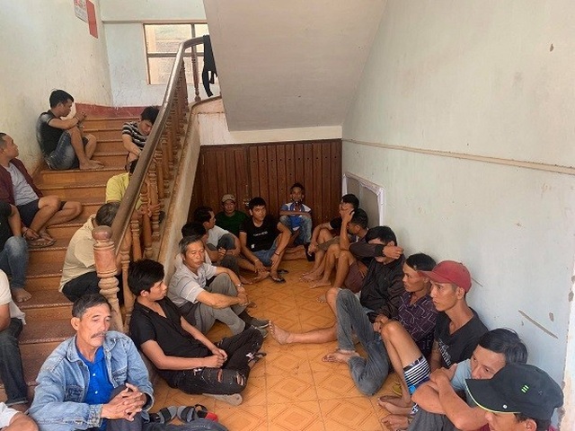 Đột kích trường gà lớn giữa mùa dịch: Nam thanh niên làm chủ sới - 2 Đột kích trường gà lớn giữa mùa dịch: Nam thanh niên làm chủ sới - 2