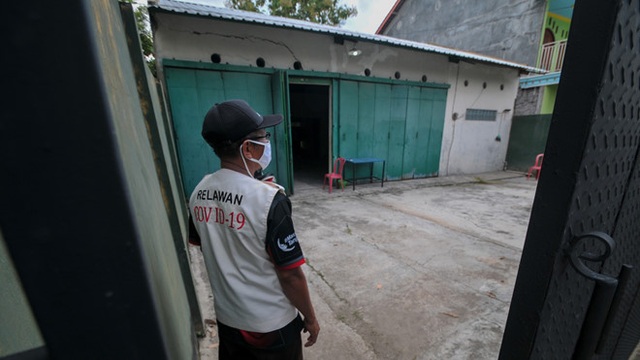 Indonesia: Nhốt người vi phạm cách ly vào nhà hoang bị ma ám - 2