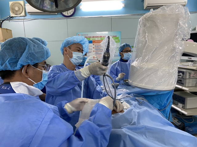 “Đào” đường hầm siêu nhỏ lấy sỏi thận cho bệnh nhi - 2