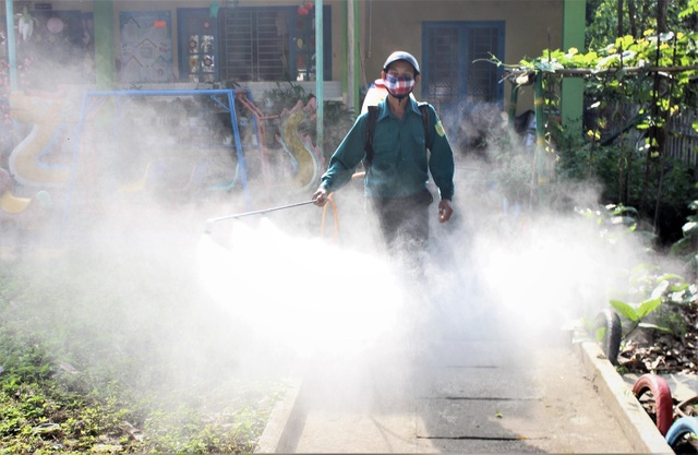 Hoc sinh sinh vien tro lai truong