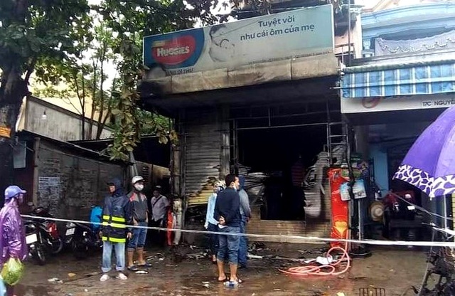 Cháy lớn trong đêm mưa, 5 người may mắn thoát chết - 2 Cháy lớn trong đêm mưa, 5 người may mắn thoát chết - 2