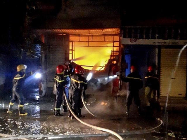 Cháy lớn trong đêm mưa, 5 người may mắn thoát chết - 1 Cháy lớn trong đêm mưa, 5 người may mắn thoát chết - 1