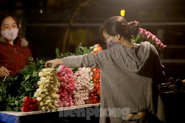 Chợ hoa đêm lớn nhất Thủ Đô vắng khách sau khi dỡ phong toả - 8