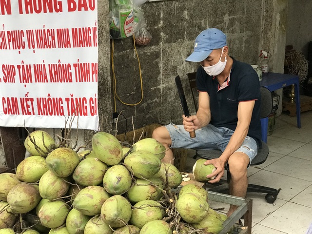 Nắng nóng 40 độ, chị gái chặt dừa mỏi tay, bán 500 quả mỗi ngày - 2 Nắng nóng 40 độ, chị gái chặt dừa mỏi tay, bán 500 quả mỗi ngày - 2