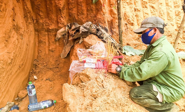 Cất bốc hài cốt liệt sĩ, di vật bọc chữ Viên trong một trường học - 2 Cất bốc hài cốt liệt sĩ, di vật bọc chữ Viên trong một trường học - 2